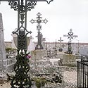 A l'ancienne, tombes ornées de croix en fer forgé -  implantation de cimetière - © Norbert Pousseur