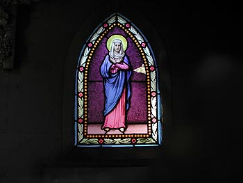 Vierge solitaire sur fond violet - vitrail de cimetière - © Norbert Pousseur