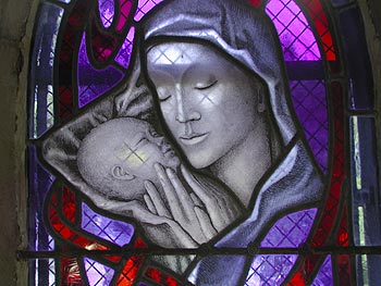 Vierge maternant son nourisson - vitrail de cimetière - © Norbert Pousseur