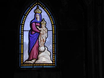 Vierge et enfant Jésus couronnés - vitrail de cimetière - © Norbert Pousseur