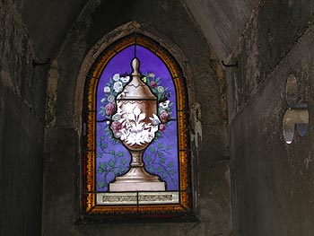 Grand ciboire fleuri - vitrail de cimetière - © Norbert Pousseur