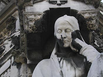 Statue de femme partiellement tachée de noir - vitrail de cimetière - © Norbert Pousseur