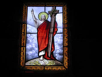 Christ tenant sa croix au-dessus des nuées - vitrail de cimetière - © Norbert Pousseur