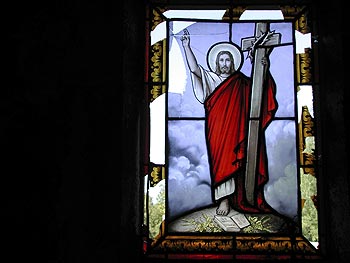 Seigneur tenant la croix, vitrail au pourtour cassé - vitrail de cimetière - © Norbert Pousseur