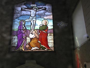 Scène des saints au pied de la croix - vitrail de cimetière - © Norbert Pousseur