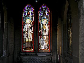 Double vitrail avec couple de saints - vitrail de cimetière - © Norbert Pousseur