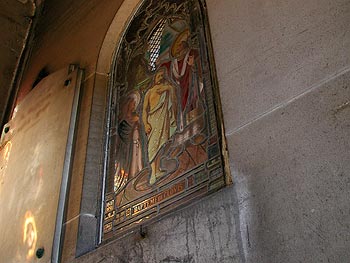 Baptème de Clovis sur vitrail latéral - vitrail de cimetière - © Norbert Pousseur