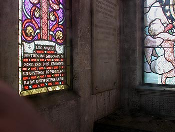 Vitrail latéral avec un texte sur les morts - vitrail de cimetière - © Norbert Pousseur