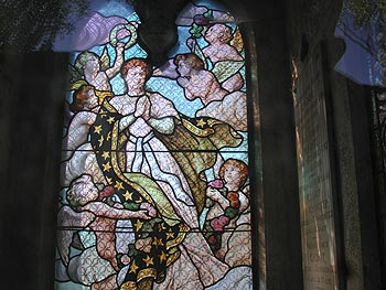 Personnage emmené au ciel par des anges - vitrail de cimetière - © Norbert Pousseur