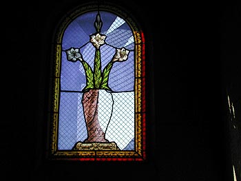 Vase contenant trois lys, fragments - vitrail de cimetière - © Norbert Pousseur