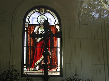 Personnage au manteau rouge et draperie - vitrail de cimetière - © Norbert Pousseur