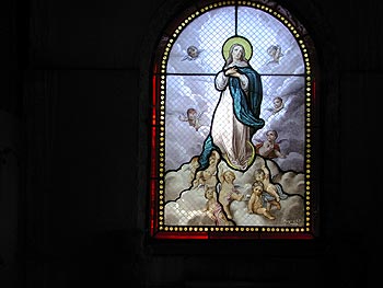 Ascension de la Vierge entourée d'angelots - vitrail de cimetière - © Norbert Pousseur