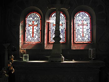Simples croix en tryptique - vitrail de cimetière - © Norbert Pousseur