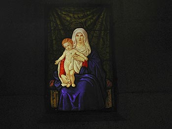 Sur un fond de voile plissé, vierge à l'enfant - vitrail de cimetière - © Norbert Pousseur