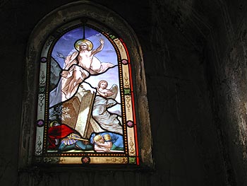 Le Christ ressucité montant dans les nuées - vitrail de cimetière - © Norbert Pousseur