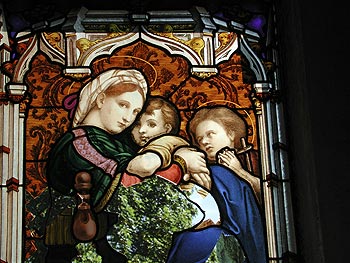 La Sainte famille en scène familière, fragments - vitrail de cimetière - © Norbert Pousseur
