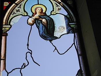 Fragment de vitrail à la Vierge - vitrail de cimetière - © Norbert Pousseur