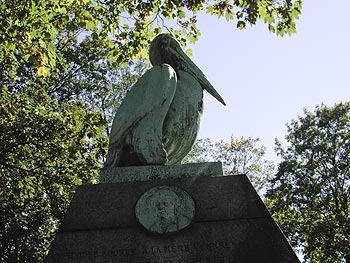 Statue de pélican sur une tombe - vitrail de cimetière - © Norbert Pousseur