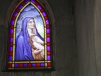 Vierge tenant la couronne d'épines - vitrail de cimetière - © Norbert Pousseur