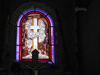 Croix entourée d'une couronne de fleurs blanches - vitrail de cimetière - © Norbert Pousseur