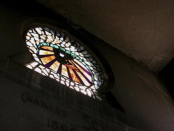 Oiseau noir en soleil, sur vitrail latéral - vitrail de cimetière - © Norbert Pousseur