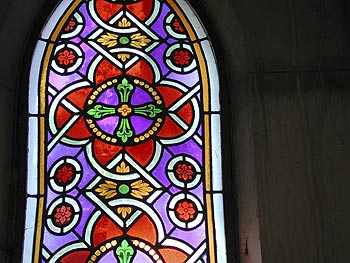 Croix et fleurs stylisées - vitrail de cimetière - © Norbert Pousseur