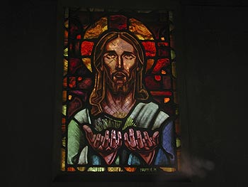 Portait non traditionnel du Christ - vitrail de cimetière - © Norbert Pousseur