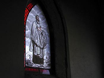 Vitrail latéral avec St Fran�ois de Sales - vitrail de cimetière - © Norbert Pousseur
