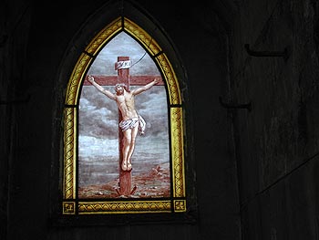 Christ en croix au sommet du Golgota - vitrail de cimetière - © Norbert Pousseur
