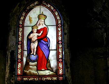 En rouge et bleu, Vierge et enfant Jésus couronnés - vitrail de cimetière - © Norbert Pousseur