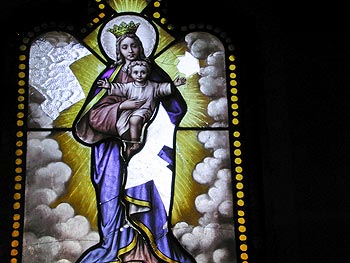 Vierge à l'enfant en gloire, fragments cassés - vitrail de cimetière - © Norbert Pousseur