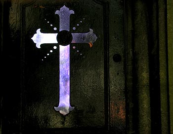 Croix ajourée de porte de chapelle - vitrail de cimetière - © Norbert Pousseur