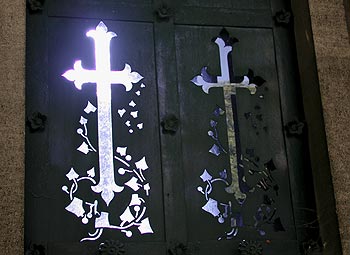 Porte de chapelle ornées de croix ajourées - vitrail de cimetière - © Norbert Pousseur
