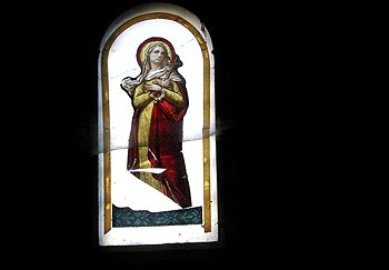 Vierge en habit rouge, tenant une croix, fragments - vitrail de cimetière - © Norbert Pousseur