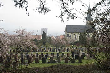 Cimetière proche de l'église, et ouvert sur la cité - implantation de cimetière - © Norbert Pousseur