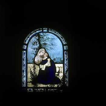 Vierge à l'enfant, tons bleus et blancs - vitrail de cimetière - © Norbert Pousseur