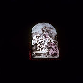 Deux enfants et trois personnages, scène de la sainte famille - vitrail de cimetière - © Norbert Pousseur