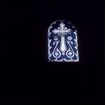 Croix stylisée, blanche sur fond bleu - vitrail de cimetière - © Norbert Pousseur