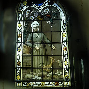 Fermière entourée de sa basse-cour - vitrail de cimetière - © Norbert Pousseur