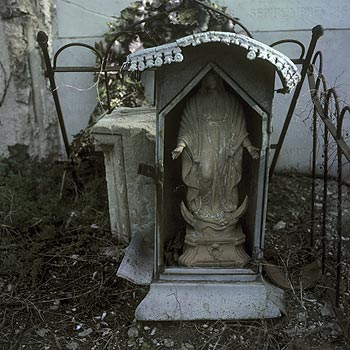 Statue de vierge dans petit oratoire en bois - Tombes - © Norbert Pousseur