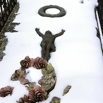 Couronnes et corps du Christ sur tombe enneigée - Tombes - © Norbert Pousseur