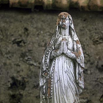 Statue érodée de religieuse ou sainte priante - Tombes - © Norbert Pousseur