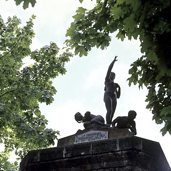 Sculpture allégorique "La conscience terrassant le vice et l'injustice" - Tombes - © Norbert Pousseur