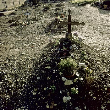 Série de tombes en terre battue - Tombes - © Norbert Pousseur