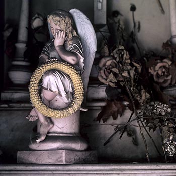 Angelot pleurant sur un autel de chapelle mortuaire - Tombes - © Norbert Pousseur