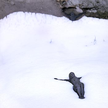 Neige ne laissant para�tre que le corps du Christ en croix - Tombes - © Norbert Pousseur