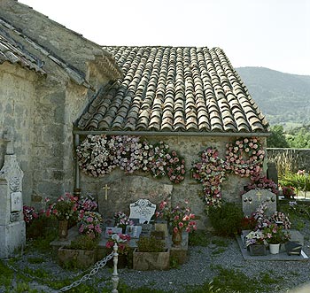 A l'ancienne, tombe contre le mur de l'église - implantation de cimetière - © Norbert Pousseur