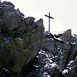Croix sur sommet pierreux enneigé - © Norbert Pousseur