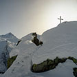 Croix sur sommet enneigé - © Norbert Pousseur