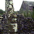 Pied de croix moussue avec christ - © Norbert Pousseur